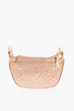 LOVE Gesteppte Tasche aus glänzendem Kunstleder mit Goldkette