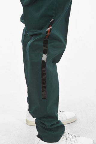 Pantaloni Chino a Una Pince con Banda Logata in Contrasto

