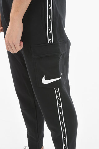 Joggers Cargo in Cotone Garzato con Banda Laterale Logata