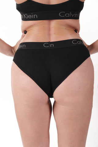 Embossed Logo at The waist slip