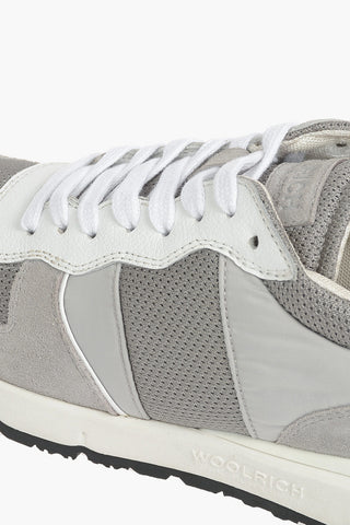 Sneakers Basse JOGGER Traforate con Dettagli in Suede e Lacci a Contrasto