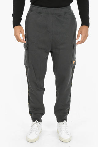 Joggers Cargo in Cotone Garzato con Banda Laterale Logata