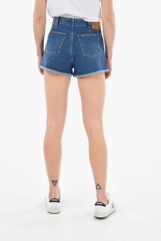 Shorts aus dunkel gewaschenem Denim mit ausgefranstem Saum und Logo-Stickerei im Lettering-Stil