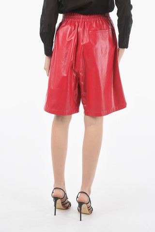 Glänzende ungefütterte Leder-Bermuda-Shorts mit elastischem Bund