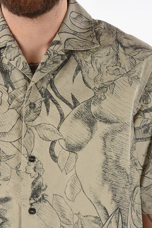 Camicia a Maniche Corte con Colletto a Punta e Stampa Grafica