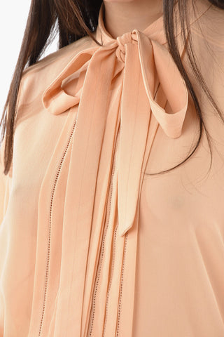 Blusa Tie Neck in Seta effetto Crepe con Dettagli Plissé