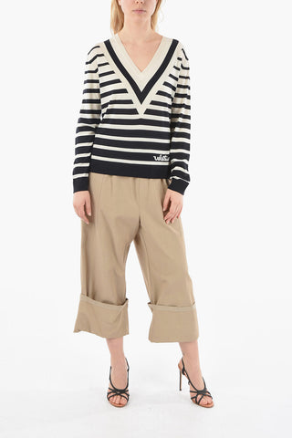 Maglione Collo a V in Lana Motivo a Righe e Logo