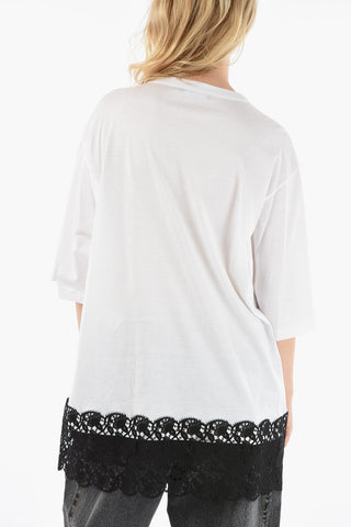 T-shirt I AM THE QUEEN OF MY LIFE con Pizzo a Contrasto sul Fondo