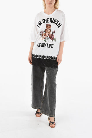 T-shirt I AM THE QUEEN OF MY LIFE con Pizzo a Contrasto sul Fondo