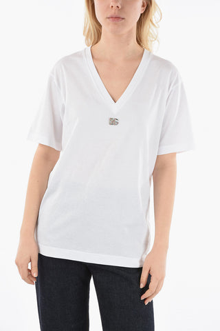 T-shirt Scollo a V con Monile Logo Applicato