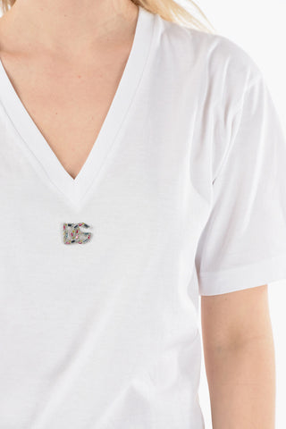 T-shirt Scollo a V con Monile Logo Applicato