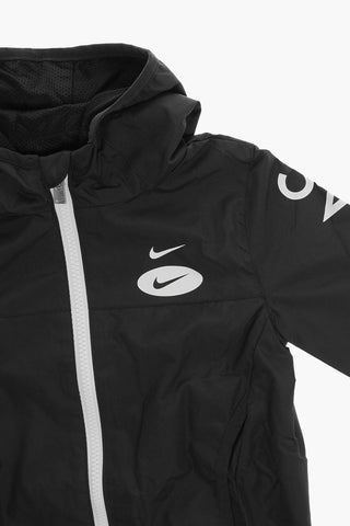 Giacca a Vento con Cappuccio e Stampe a Contrasto