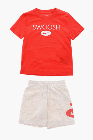 T-Shirt- und Shorts-Set SWOOSH mit kontrastierendem Logo