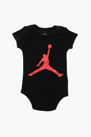 AIR JORDAN Body-, Beanie- und Schühchen-Set aus zweifarbiger Baumwolle