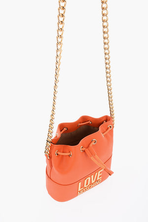 Love Bucket Bag aus gehämmertem Kunstleder mit Kettenriemen