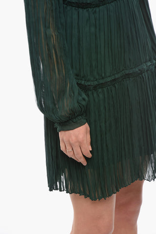 Plissiertes Kleid aus Seide mit V-Ausschnitt