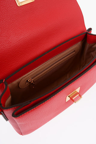 LOVE Schultertasche aus Kunstleder mit großem Logo auf der Rückseite