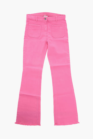 Jeans a Zampa con Orlo Sfrangiato e Logo Patch