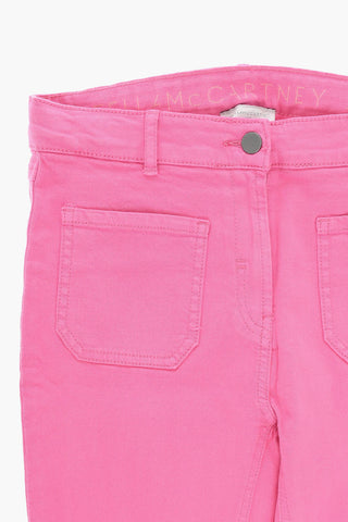 Jeans a Zampa con Orlo Sfrangiato e Logo Patch