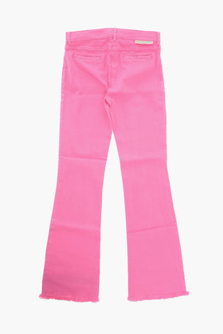 Jeans a Zampa con Orlo Sfrangiato e Logo Patch