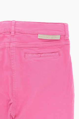 Jeans a Zampa con Orlo Sfrangiato e Logo Patch