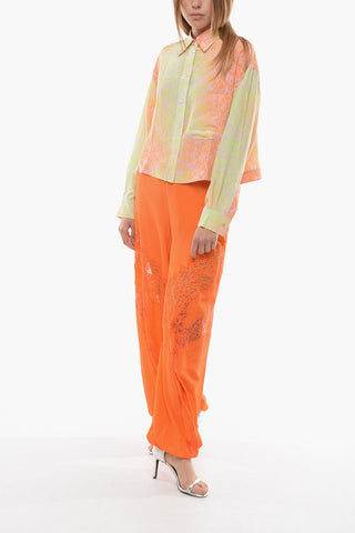 Kurze Seidenbluse mit Monogramm-Print