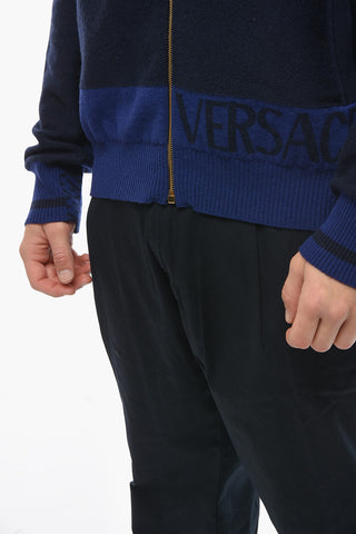 Maglia in Misto Cashmere con Zip e Motivo LA GRECA