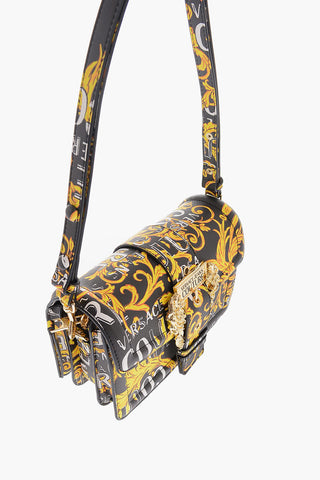 JEANS COUTURE Barockmuster-Tasche RANGE F aus Saffiano-Kunstleder mit dekorativer übergroßer goldener Schnalle
