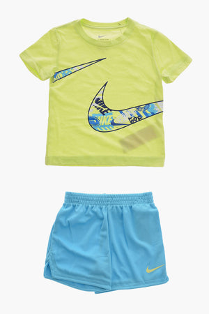 Set aus bedrucktem T-Shirt mit Rundhalsausschnitt und Mesh-Shorts
