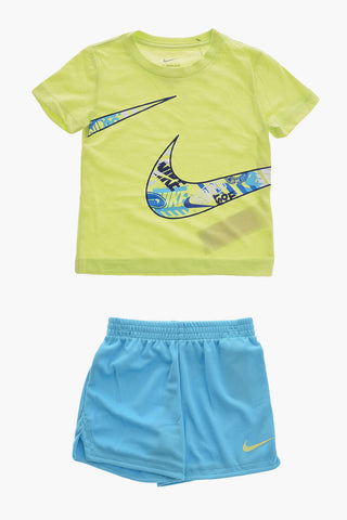 Set aus bedrucktem T-Shirt mit Rundhalsausschnitt und Mesh-Shorts