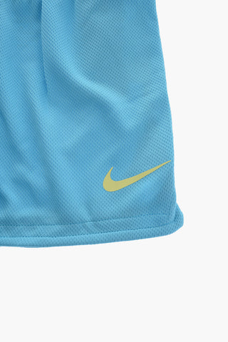 Set aus bedrucktem T-Shirt mit Rundhalsausschnitt und Mesh-Shorts