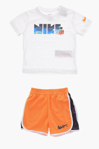 Set aus T-Shirt mit Rundhalsausschnitt und Shorts mit kontrastierenden Seitenstreifen