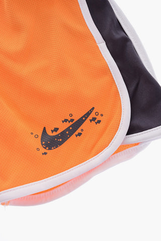 Set aus T-Shirt mit Rundhalsausschnitt und Shorts mit kontrastierenden Seitenstreifen