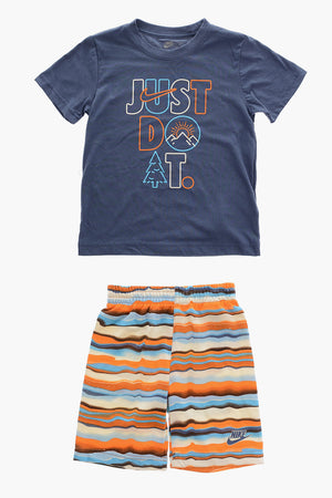 Set aus T-Shirt mit Rundhalsausschnitt und gestreiften Shorts