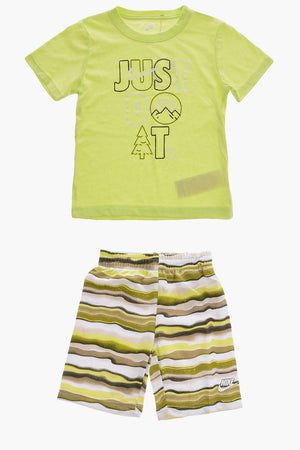 Set aus bedrucktem T-Shirt und gestreiften Shorts