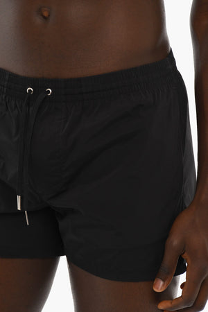 Einfarbige Boxer-Badehose mit kontrastierendem Logodruck