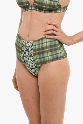 Hochgeschnittener Gingham-Bikini-Slip mit floralen Details
