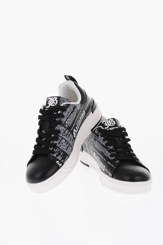 Niedrige Sneaker aus Kunstleder in Bicolor mit Allover-Lettering-Print