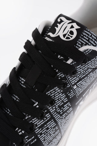 Niedrige Sneaker aus Kunstleder in Bicolor mit Allover-Lettering-Print