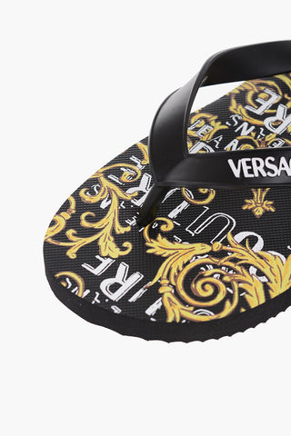 JEANS COUTURE Gummi-Zehensandalen mit Barockprint