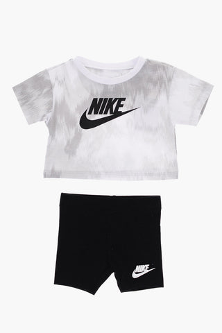 Set aus T-Shirt mit Rundhalsausschnitt und Radler-Shorts mit Logodruck