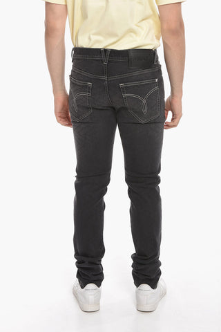 Taylor-fitting Stretchy Denims with MEDUSA PLAQUE Motif