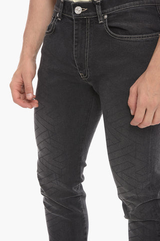 Taylor-fitting Stretchy Denims with MEDUSA PLAQUE Motif
