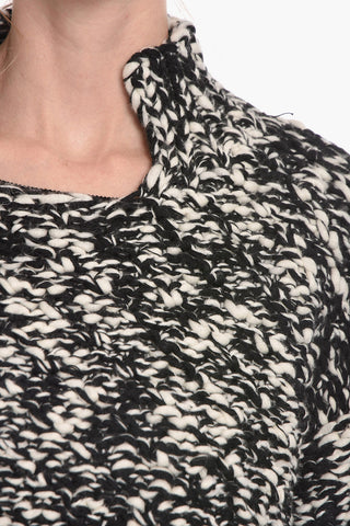 Maglione in Misto Lana con Dettaglio Cut Out sul Collo