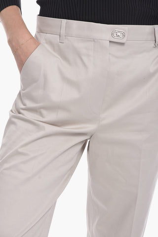 Pantaloni Chino in Cotone Stretch con Bottone Logato