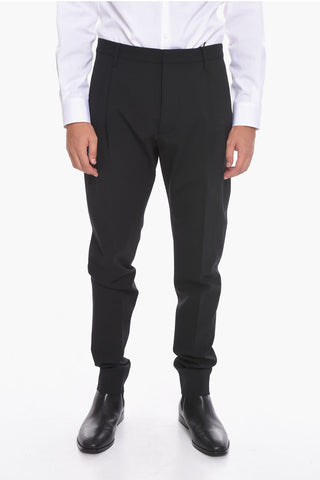 Wollhose mit einer Falte und tiefem Schritt