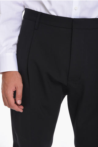 Wollhose mit einer Falte und tiefem Schritt