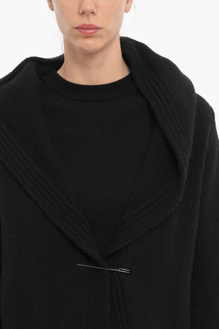 Cardigan in Lana con Spilla a Decorazine e Cappuccio