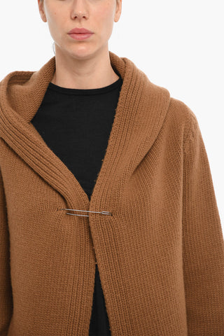 Cardigan in Lana con Spilla a Decorazine e Cappuccio