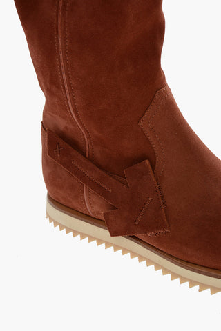Stivali ARROW in Suede con Applicazione Spilla